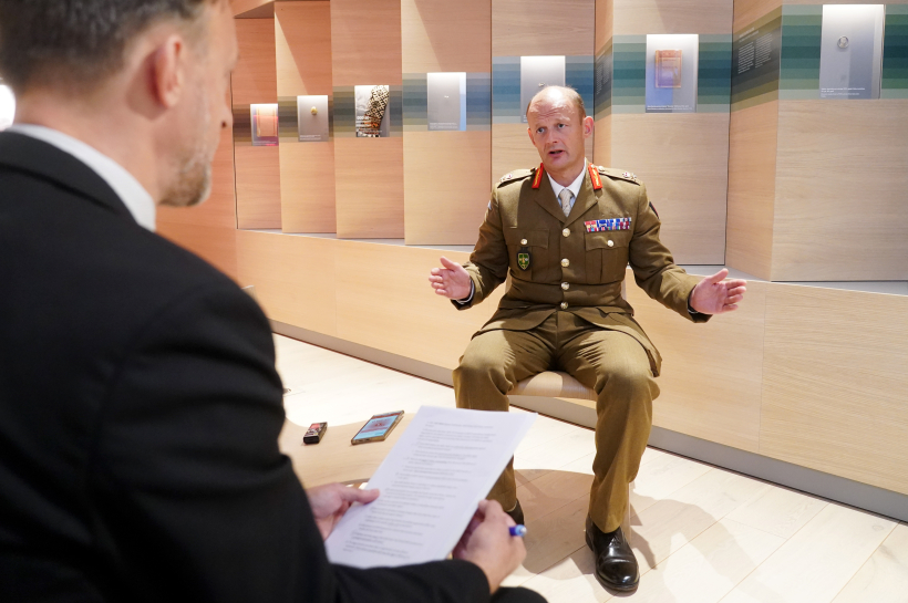 NATO Apvienoto spēku pavēlniecības Brunsumā komandiera vietnieks ģenerālleitnants Džons Mīds (John Mead).