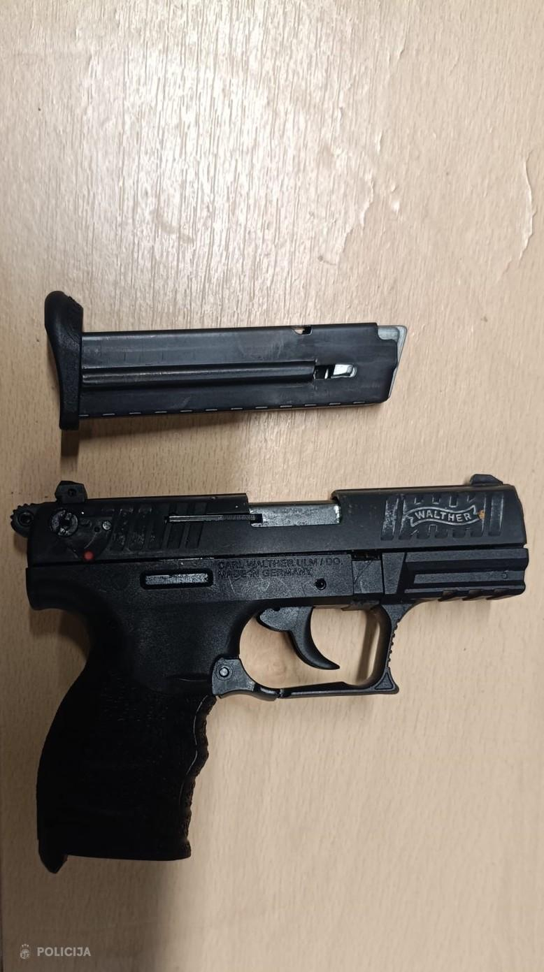 Policijas izņemtā gāzes pistole Daugavpilī. Policijas izņemtā gāzes pistole Daugavpilī.
