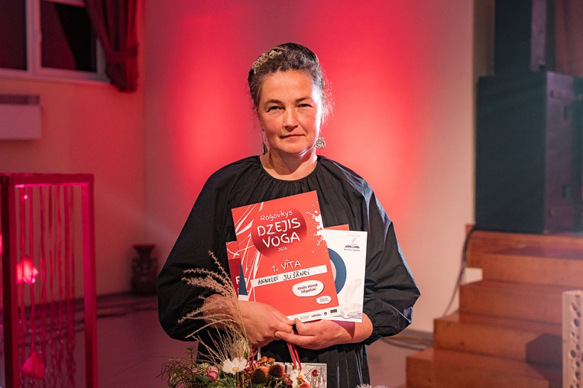 Literāte, tekstilmāksliniece un pedagoģe Annele Slišāne. Literāte, tekstilmāksliniece un pedagoģe Annele Slišāne.