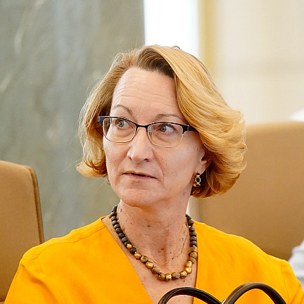 Dace Melbārde, Ārlietu ministrijas parlamentārā sekretāre, bijusī kultūras ministre un izglītības un zinātnes ministre. Dace Melbārde, Ārlietu ministrijas parlamentārā sekretāre, bijusī kultūras ministre un izglītības un zinātnes ministre.