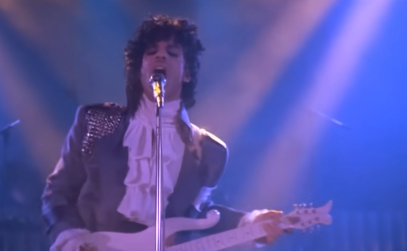 Prinss izpildot dziesmu "Purple Rain".