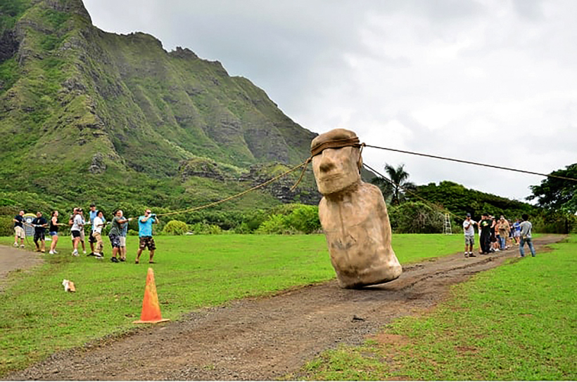 Binghemtonas universitātes antropoloģijas profesors Karls Lipo un viņa kolēģis no Arizonas universitātes Terijs Hants pierādīja, ka Lieldienu salu slavenās akmens statujas (moai) nav tikušas vilktas, bet gan “staigājušas”, ļaudīm tās kustinot ar virvju un sānisku svārstību palīdzību. Binghemtonas universitātes antropoloģijas profesors Karls Lipo un viņa kolēģis no Arizonas universitātes Terijs Hants pierādīja, ka Lieldienu salu slavenās akmens statujas (moai) nav tikušas vilktas, bet gan “staigājušas”, ļaudīm tās kustinot ar virvju un sānisku svārstību palīdzību.