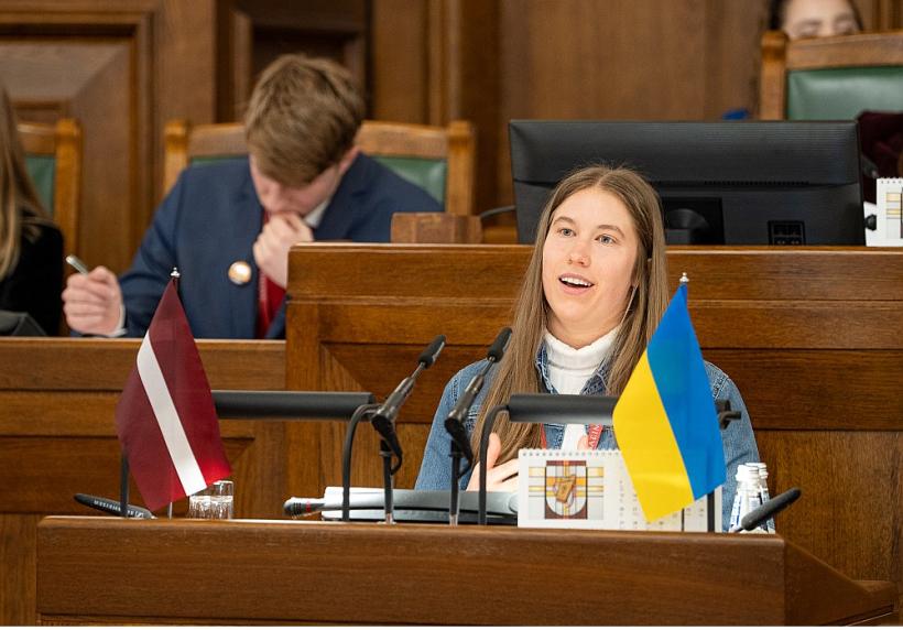 Tālmācības vidusskolas "Rīgas Komercskola" audzēkne, iepriekšējā mācību gadā 12. klases skolniece, Melisa Mežzaķe vadījusi skolas Audzēkņu parlamentu, un šopavasar tika ievēlēta 13. Jauniešu saeimā. Tas ir projekts, kas jauniešiem dod iespēju paust un aizstāvēt savas idejas, kā arī tuvāk iepazīt deputātu ikdienu. Melisa Mežzaķe aprīlī piedalījusies 13. Jauniešu saeimas sēdē un aizstāvējusi ideju, ka tālmācība kā mācību forma ir piemērota un atbalstāma 1.- 6. klases audzēkņiem.
