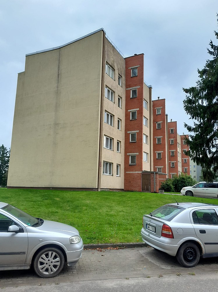 Māja Aizputē, no kuras saņemts izsaukums par dzīvnieku radīto troksni.