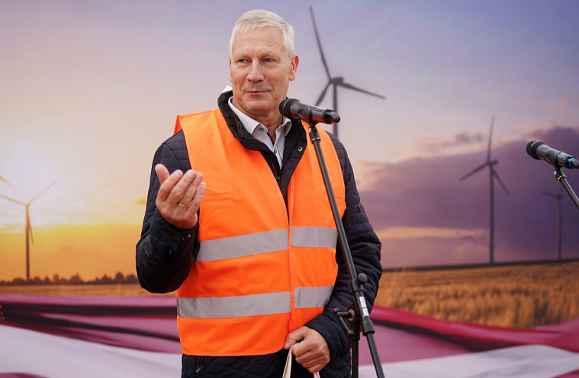Tukuma novada domes priekšsēdētājs Gundars Važa "Pienava Wind" būvniecības uzsākšanas pamatakmens svinīgajā ceremonijā pagājušā gada novembrī: "Emocionālu lēmumu bijis daudz, tie ir aiz muguras, sākusies praktiskā sadarbība." Tukuma novada domes priekšsēdētājs Gundars Važa "Pienava Wind" būvniecības uzsākšanas pamatakmens svinīgajā ceremonijā pagājušā gada novembrī: "Emocionālu lēmumu bijis daudz, tie ir aiz muguras, sākusies praktiskā sadarbība."