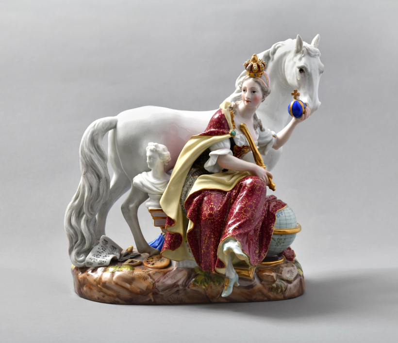 Eiropas alegorija. No sērijas “Četri kontinenti”. 1745. gada Johana Joahima Kendlera (1706–1775), Johana Frīdriha Eberleina (1695–1749) modelis. Meisenes porcelāna manufaktūra. Ap 1850, Vācija. Porcelāns, virsglazūra, zeltījums. LNMM kolekcija.