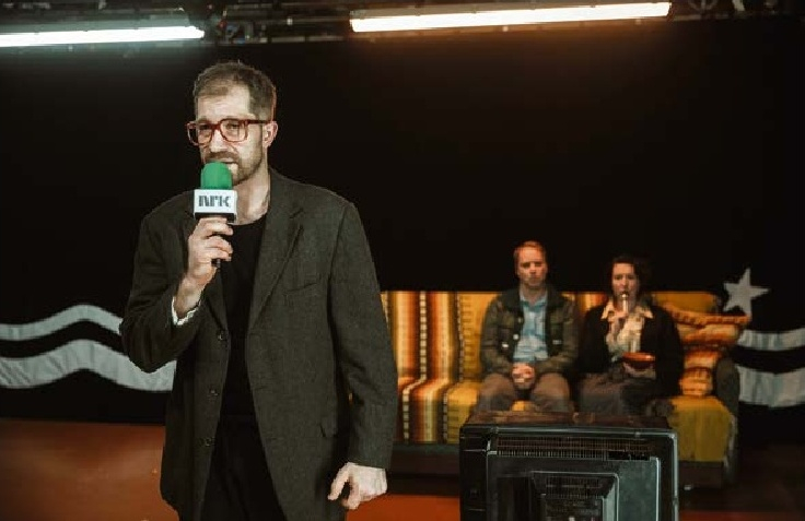 Priekšplānā: Romāns Bargais (Raimonds un citi), fonā: Marija Bērziņa (Rita Aksenoka) un Ainārs Ančevskis (Gunārs Aksenoks un citi).