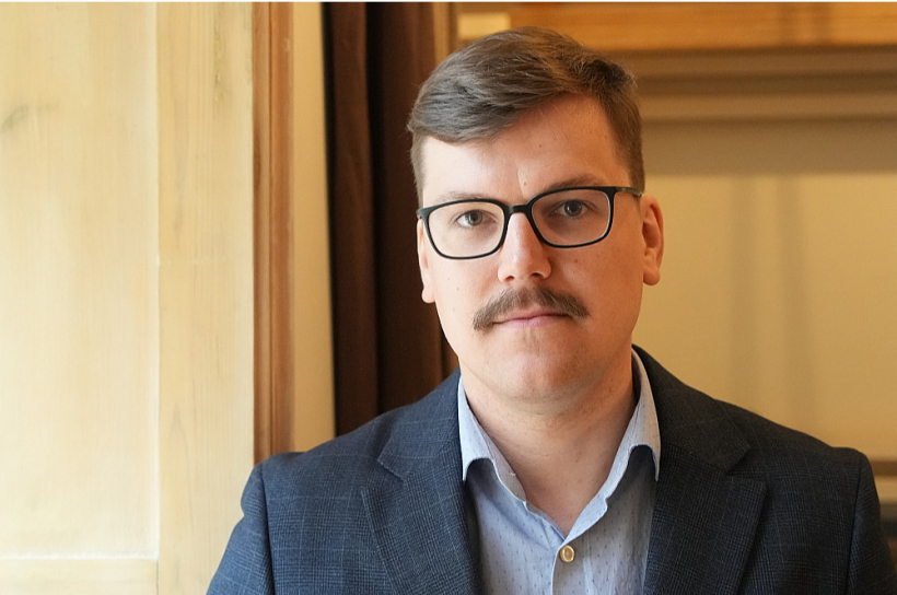 Roberts Kits: “Pārsvarā tur ir solījumi – stiprināsim vietējo aizsardzības industriju un tamlīdzīgi. Jautājums ir – kā? Es gribētu programmās redzēt, kas ir tas, ko mēs darīsim citādāk nekā līdz šim.”
