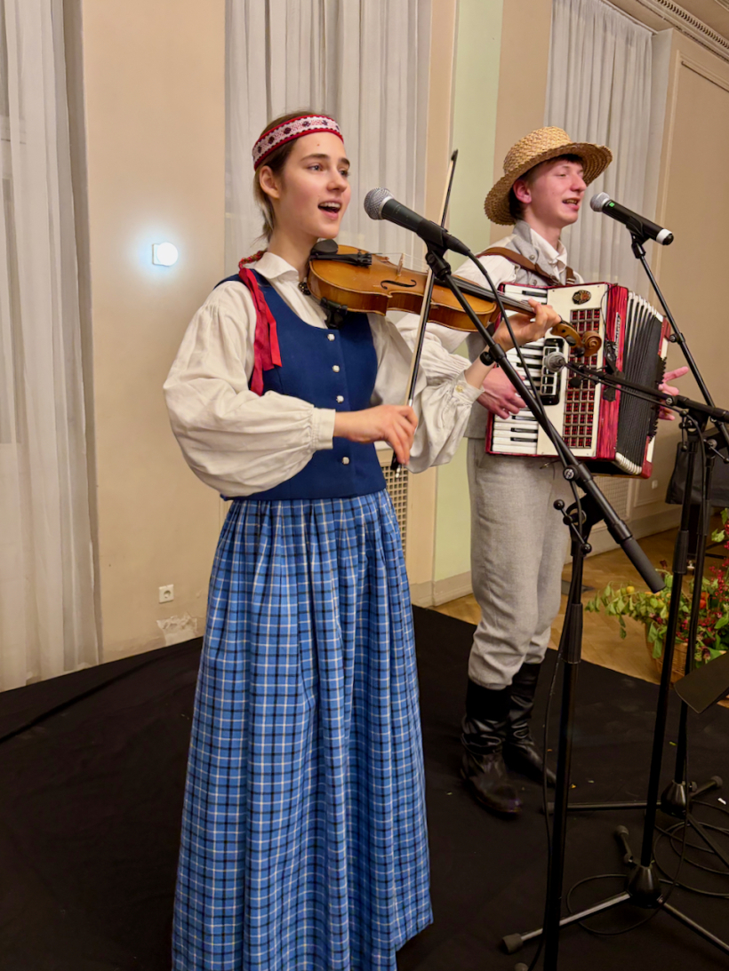 "Rīgas danču" muzikanti Somugru dančos. 
