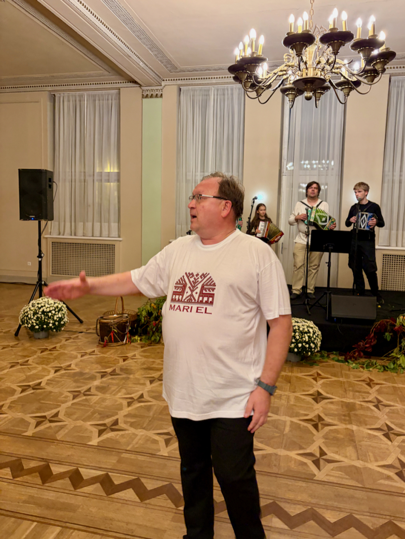 Marietis Aleksejs Aleksejevs kopā ar igauņu muzikantiem rādīja un pat iemācīja savai tautai raksturīgo trapināšanu