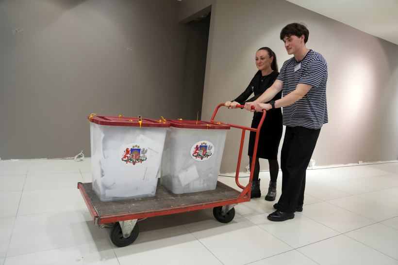 Vēlēšanu urnas 15. Saeimas vēlēšanu iecirknī Nr. 70 "Galerija Rīga". Vēlēšanu urnas 15. Saeimas vēlēšanu iecirknī Nr. 70 "Galerija Rīga".