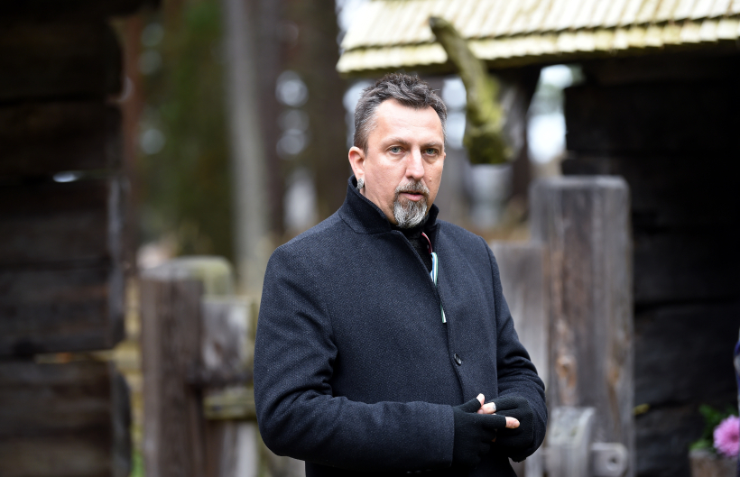 Lībiešu valodas un kultūras pētnieks, dzejnieks un mākslinieks Valts Ernštreits piedalās kataloga "Ziemeļkurzemes lībiešu etnogrāfiskie priekšmeti Latvijas muzeju krājumos" atvēršanas svētkos Latvijas Etnogrāfiskajā brīvdabas muzejā.