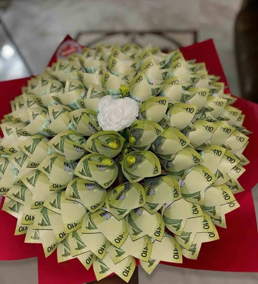 Šis pušķis ir veidots no Ganas banknotēm, katra ir desmit sedi. Varētu būt izmantots ap 60 banknošu, un buķetes vērtība ir 45 eiro.