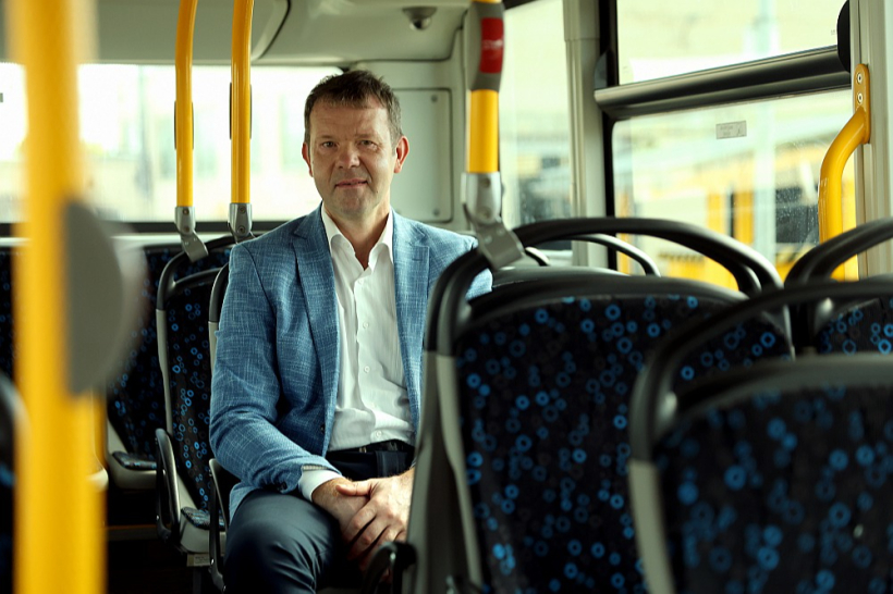 Jelgavas autobusu parka valdes loceklis Gints Burks: "No civilās aizsardzības viedokļa, piemēram, cilvēku evakuācijā, elektroautobuss ir kā biļete vienā virzienā – ja baterija ir tukša, tu netiec atpakaļ, un nav garantijas, ka otrā galā būs uzlādes iespēja, un, pat ja būs, cik stundu tur būs jāpavada. Turpretī ūdeņraža autobuss ar vienu uzpildi spēj nobraukt apmēram 600 kilometru – tas ļauj aizbraukt līdz mērķim un atgriezties, turklāt uzpilde ir ļoti ātra." Jelgavas autobusu parka valdes loceklis Gints Burks: "No civilās aizsardzības viedokļa, piemēram, cilvēku evakuācijā, elektroautobuss ir kā biļete vienā virzienā – ja baterija ir tukša, tu netiec atpakaļ, un nav garantijas, ka otrā galā būs uzlādes iespēja, un, pat ja būs, cik stundu tur būs jāpavada. Turpretī ūdeņraža autobuss ar vienu uzpildi spēj nobraukt apmēram 600 kilometru – tas ļauj aizbraukt līdz mērķim un atgriezties, turklāt uzpilde ir ļoti ātra."