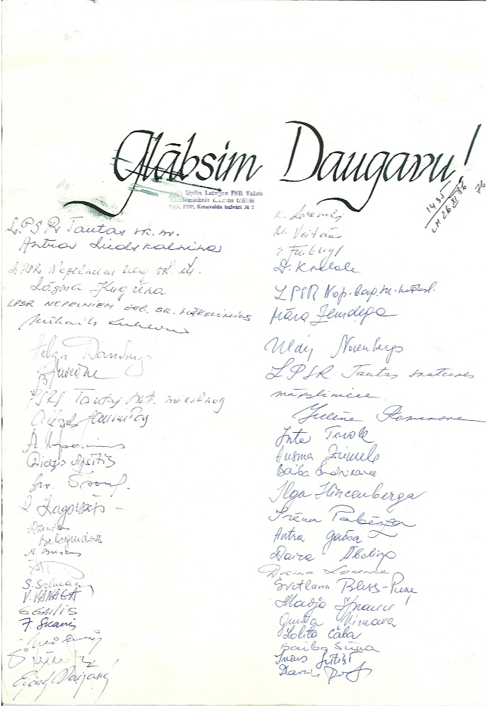 Cilvēki rakstīja vēstules, uzsaukumus, vāca parakstus pret plānoto HES. Attēlos: Drāmas teātra darbinieku vēstule ar parakstiem, kora "Juventus" afiša ar parakstiem, Rīgas 7. vidusskolas plakāts. Cilvēki rakstīja vēstules, uzsaukumus, vāca parakstus pret plānoto HES. Attēlos: Drāmas teātra darbinieku vēstule ar parakstiem, kora "Juventus" afiša ar parakstiem, Rīgas 7. vidusskolas plakāts.