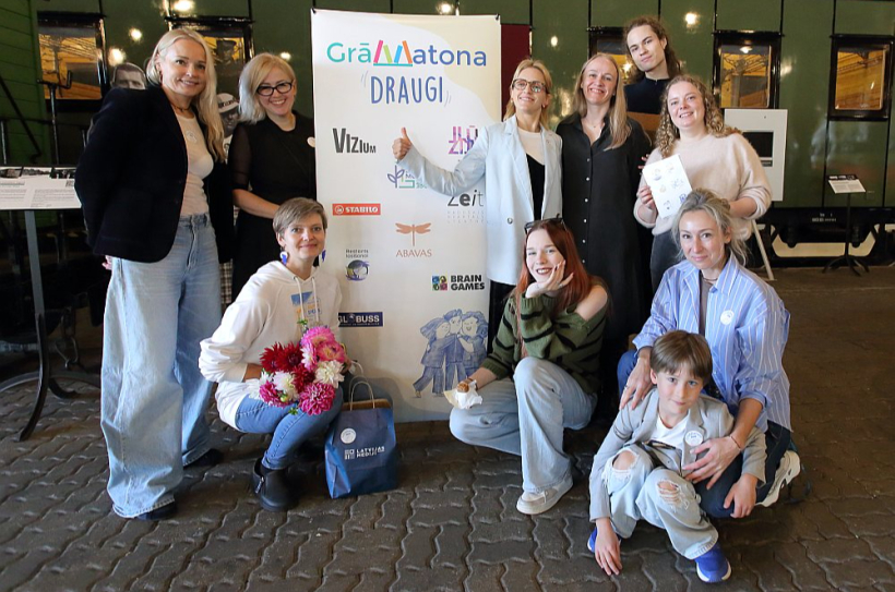 Izdevniecības "Latvijas Mediji" radošā komanda pēc veiksmīgi padarīta darba. Pirmajā rindā no kreisās: Lelde Jauja, Emma Anna Štrama, Diāna Galīte, Dominiks Gailītis. Otrajā rindā: Antra Lācberga, Inga Vanaģele, Dārta Sīka, Brigita Babre, Marks Štrams, Līva Kukle-Kalniņa.