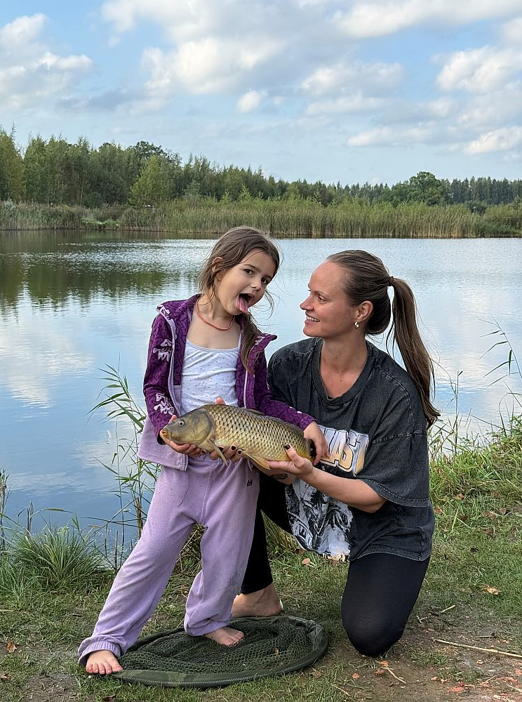 Makšķerējot kopā ar bērniem, dažkārt var piedalīties īstā jandāliņā – kliegšana, spiegšana, smiekli... Makšķerējot kopā ar bērniem, dažkārt var piedalīties īstā jandāliņā – kliegšana, spiegšana, smiekli...