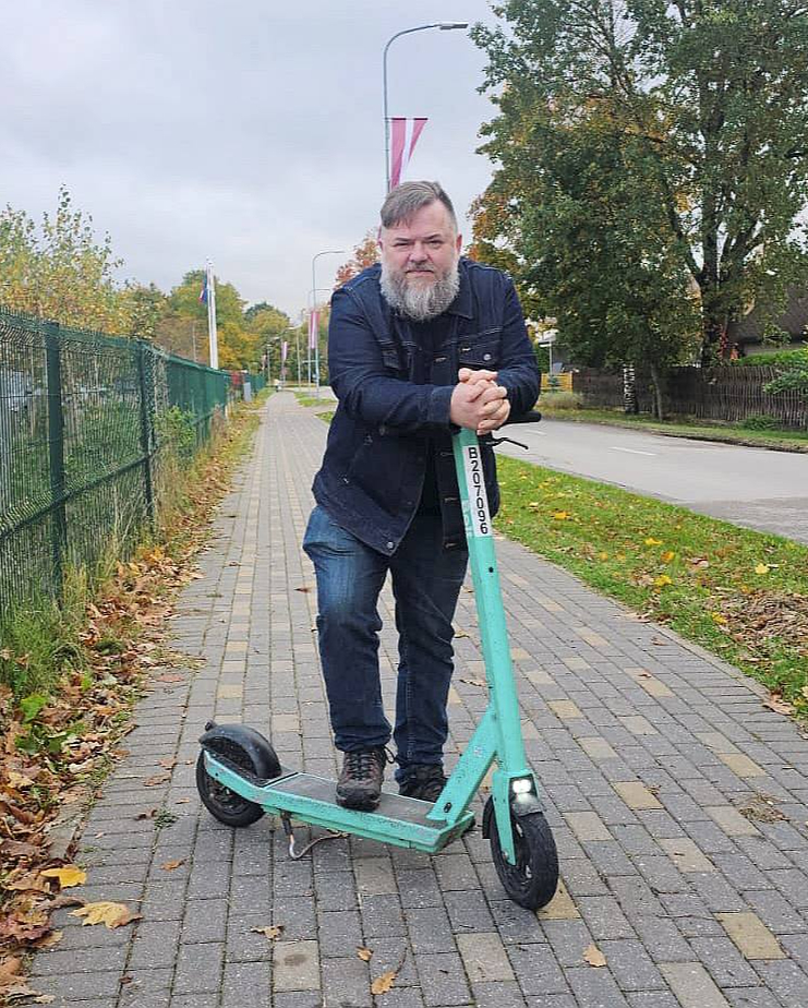 "Mikromobilitātes līdzekļus es pats izmantoju kā alternatīvu sabiedriskajam transportam izbraucienos 3–5 kilometru attālumā. No Salaspils dzelzceļa stacijas, kur dažkārt atstāju nomas auto, uz dažus kilometrus attālo savu māju cenšos aizbraukt ar nomas elektrisko skrejriteni. Diemžēl tas "velk" tikai tik tālu, ka kilometrs vēl paliek, ko eju kājām. Bet ceru, ka elektrisko skrejriteņu teritorija tiks paplašināta un varēšu tikt līdz 400 metru attālumam no mājas. Visvairāk šos braucamrīkus lietoju ārzemēs, piemēram, Helsinkos četras dienas braucu pa 40 kilometriem dienā, iztērējot 20 eiro. Rīgā pa centru bieži pārbraucu no kādas bezmaksas auto stāvvietas uz centru," stāsta satiksmes eksperts Oskars Irbītis. "Mikromobilitātes līdzekļus es pats izmantoju kā alternatīvu sabiedriskajam transportam izbraucienos 3–5 kilometru attālumā. No Salaspils dzelzceļa stacijas, kur dažkārt atstāju nomas auto, uz dažus kilometrus attālo savu māju cenšos aizbraukt ar nomas elektrisko skrejriteni. Diemžēl tas "velk" tikai tik tālu, ka kilometrs vēl paliek, ko eju kājām. Bet ceru, ka elektrisko skrejriteņu teritorija tiks paplašināta un varēšu tikt līdz 400 metru attālumam no mājas. Visvairāk šos braucamrīkus lietoju ārzemēs, piemēram, Helsinkos četras dienas braucu pa 40 kilometriem dienā, iztērējot 20 eiro. Rīgā pa centru bieži pārbraucu no kādas bezmaksas auto stāvvietas uz centru," stāsta satiksmes eksperts Oskars Irbītis.