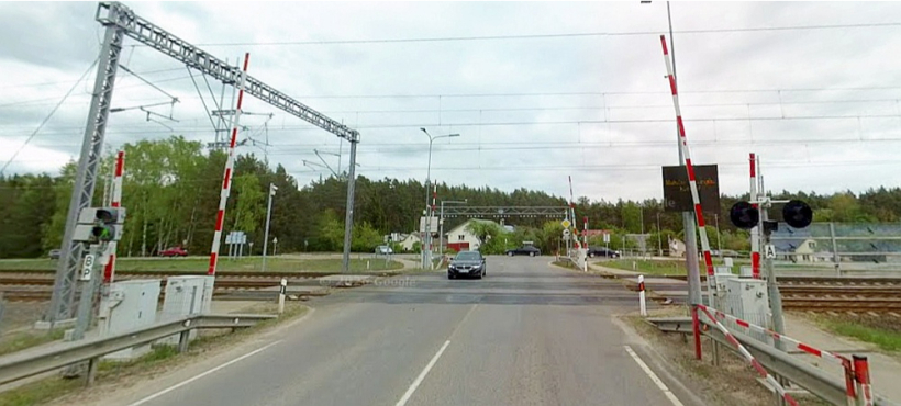 Lietuvā Viļņas apkaimes Jodšiļu ciemā dzelzceļa pārbrauktuve aprīkota arī ar barjerām un luksoforiem gājējiem. Lietuvā Viļņas apkaimes Jodšiļu ciemā dzelzceļa pārbrauktuve aprīkota arī ar barjerām un luksoforiem gājējiem.