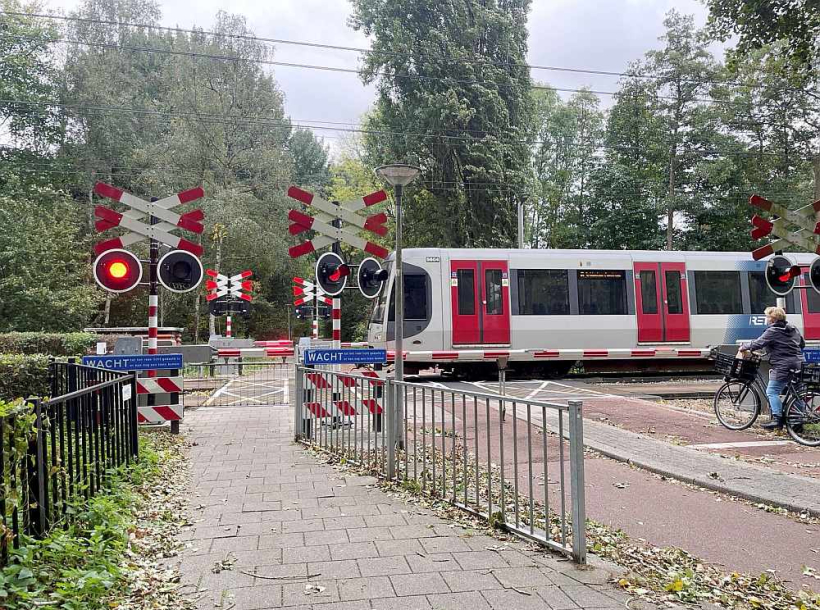 Metro virszemes pārbrauktuve Nīderlandes pilsētā Roterdamā. Barjeras ir ne tikai autotransportam, bet arī gājējiem un velobraucējiem. Metro virszemes pārbrauktuve Nīderlandes pilsētā Roterdamā. Barjeras ir ne tikai autotransportam, bet arī gājējiem un velobraucējiem.