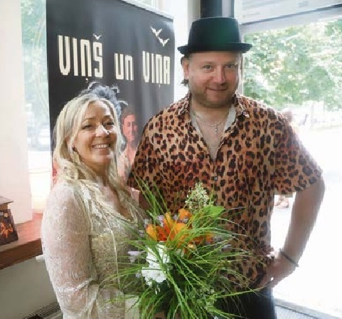 Kadrs no britu režisora Lānsa Hammera filmas “Apjukuma viļņos”. PUBLICITĀTES FOTO