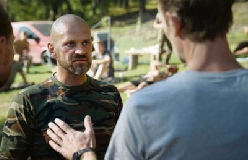 Kadrs no režisora Reiņa Kalviņa filmas "Klajumā aiz meža".