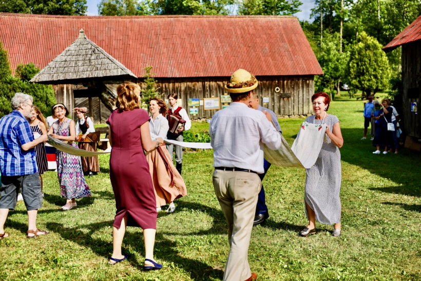 Lita savas lauku mājas pagalmā dejo Dvieļu deju kopā ar "Rīgas dančiem". Lita savas lauku mājas pagalmā dejo Dvieļu deju kopā ar "Rīgas dančiem".
