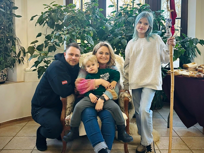 Martas Svensones ģimenē ikdienā skan divas valodas, jo ar dzīvesdraugu Aurius Kundeli viņa joprojām sarunājas angliski. Ar bērniem Gabrielu un Kristianu gan tikai latviski. 