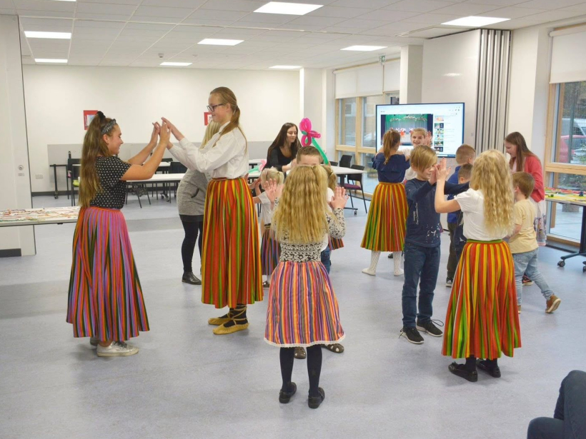 Skotijas pilsētā Aberdīnā Marta ar domubiedriem izveidoja latviešu diasporas skolu ar mērķi mācīt bērniem latvietību.