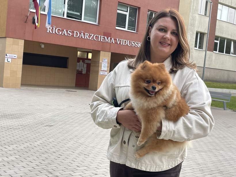 Pēc atgriešanās no Skotijas Linda Drevinska (attēlā) savu meitu Gitu iekārtoja Rīgas Dārzciema vidusskolas 7. klasē. Mammai par šo skolu kā absolventei bija labas atmiņas, tomēr meita mācību laiku atceras nelabprāt. 