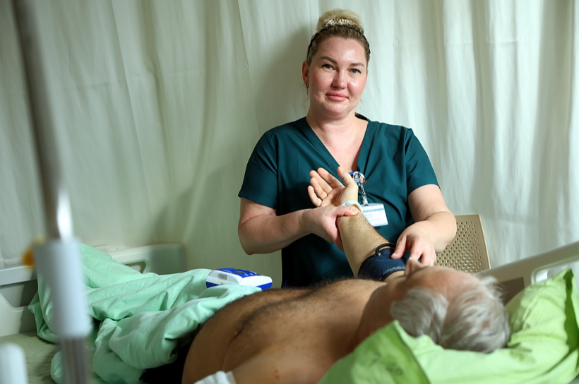 Medicīnas māsa ukrainiete Tetjana Sehura strādā Rīgas Austrumu klīniskajā universitātes slimnīcā un Rīgas 1. slimnīcas dienas stacionārā.