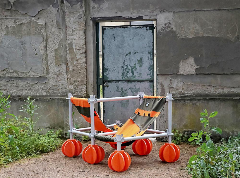 Sarunu krēsls "Furniform" dāņu un itāļu dizaina uzņēmumā "Older Studio" veidots no biksēm un sastatnēm, kas atgādina, ka tās izmantoja, atjaunojot fasādes. Sarunu krēsls "Furniform" dāņu un itāļu dizaina uzņēmumā "Older Studio" veidots no biksēm un sastatnēm, kas atgādina, ka tās izmantoja, atjaunojot fasādes.