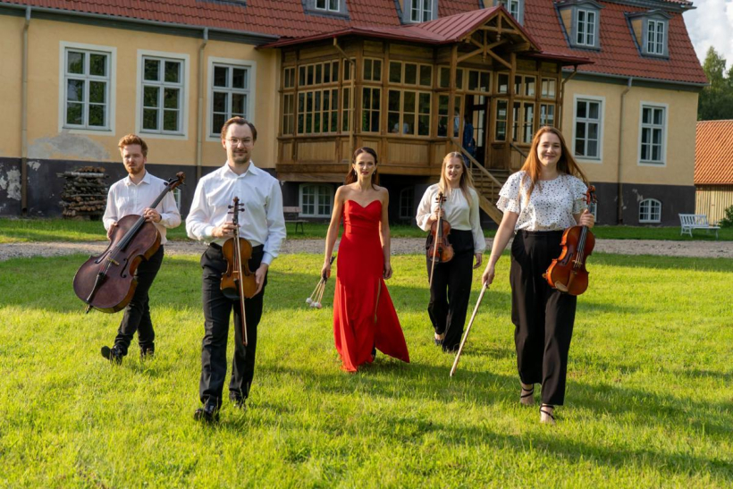 Sitaminstrumentāliste Marta Kauliņa-Pelnēna un stīgu kvartets "Berči".