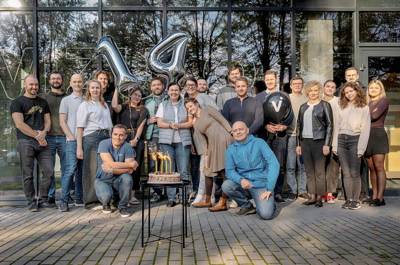 Darba kolēģi ar Innu Vasinu (centrā) uzņēmuma "Vizulo" četrpadsmit gadu jubilejā šogad. Darba kolēģi ar Innu Vasinu (centrā) uzņēmuma "Vizulo" četrpadsmit gadu jubilejā šogad.