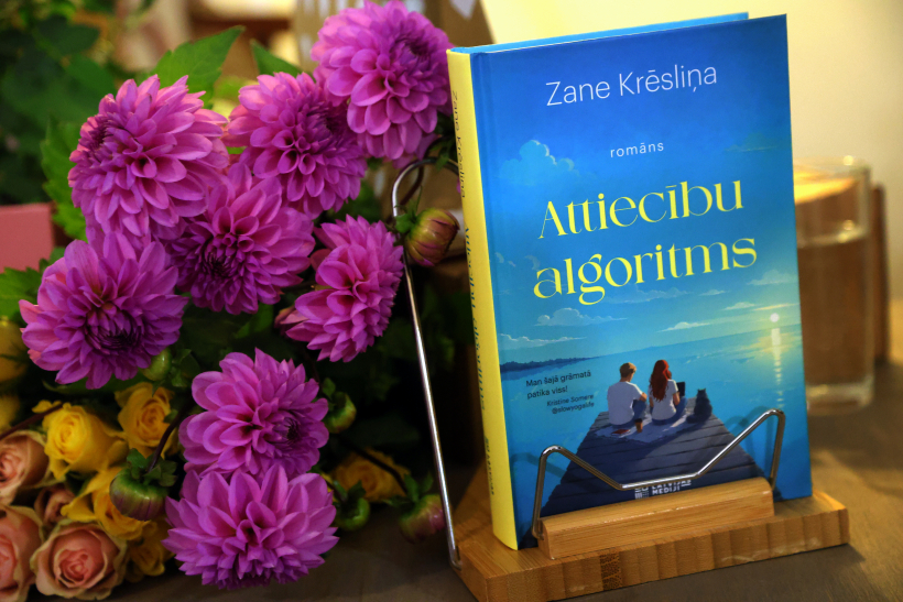 Zanes Krēsliņas jaunā romāna "Attiecību algoritms" atvēršanas pasākumā. Zanes Krēsliņas jaunā romāna "Attiecību algoritms" atvēršanas pasākumā.