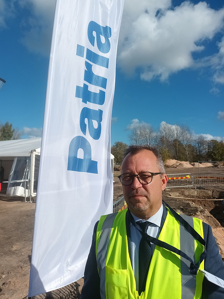 "Ja skatāmies uz "Patria" bruņumašīnu, viss, ko redzam zaļā krāsā, ir ražots tepat Latvijā. Ieskaitot ar acīm neredzamo rāmi, uz kā šo transporta līdzekli būvē," saka Didzis Veidenbaums, SIA "Patria Latvia" valdes loceklis. "Ja skatāmies uz "Patria" bruņumašīnu, viss, ko redzam zaļā krāsā, ir ražots tepat Latvijā. Ieskaitot ar acīm neredzamo rāmi, uz kā šo transporta līdzekli būvē," saka Didzis Veidenbaums, SIA "Patria Latvia" valdes loceklis.
