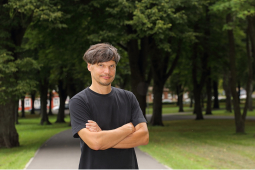 Gatis Šļūka: "Laikam paveicies dzīvē, ka varu joprojām zīmēt karikatūras, un ikdienā iznāk zīmēt diezgan daudz, kaut kas sakrājas un var pareizajā kombinācijā salikt kopā jaunā grāmatā."