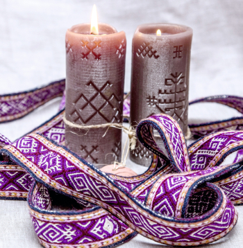 12 dažādas Zalkša zīmes simbolizē 12 zodiaka zvaigznājus īpašajā rituālu jostā, ko meistare Inese Krūmiņa darināja "Spīganas" redaktorei Aijai Austrumai.
