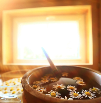 Augi pirtī strādā kā aromterapija.