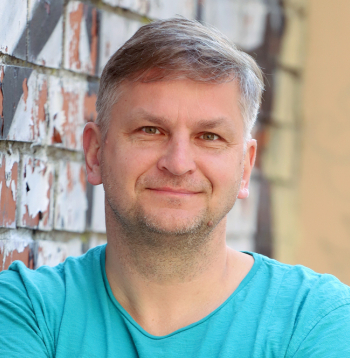 Viens no Dziesmu un deju svētku virsdiriģentiem un kora "Balsis" mākslinieciskais vadītājs Ints Teterovskis.