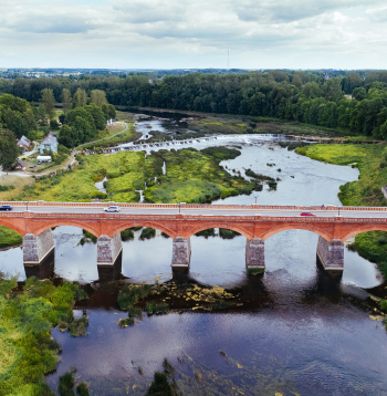 Kuldīga var lepoties ar platāko ūdenskritumu Eiropā Ventas rumbu un Eiropas trešo garāko ķieģeļu tiltu, kas ir arī otrs vecākais ķieģeļu velvju tilts Latvijā.