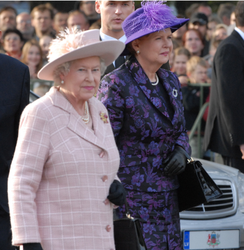 Lielbritānijas karaliene Elizabete II un Vaira Vīķe Freiberga. 2006. gads.