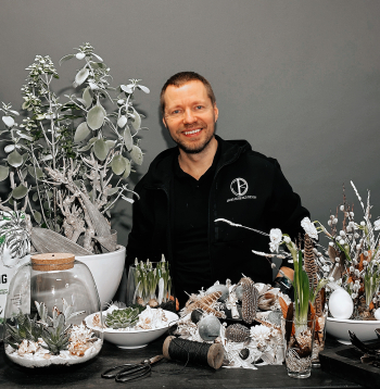 “Florāriji ir kā mazas pasaulītes, kurās tīkami noraudzīties. Veidojot tās, var ļaut vaļu fantāzijai. To gatavošana un pat kopšana ir izcili meditatīvs process,” teic vides dizainers Jānis Buševics.