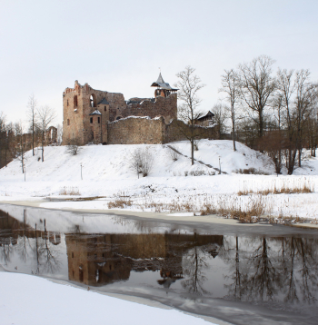 Dobeles pilskalns ar Livonijas ordeņa pilsdrupām.