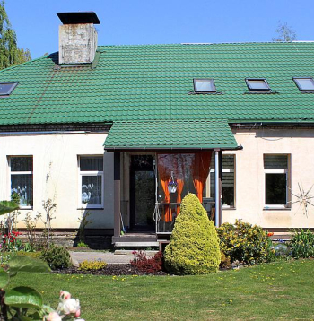 Šī ir bijusī kazarma, nu pamatīgi pārveidota – priecē ar ērtām, plašām telpām, glītu verandu un iekoptu pagalmu.