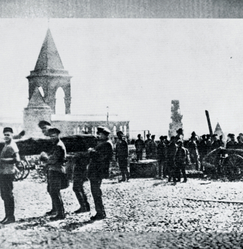 Vienīgā autentiskā fotogrāfija, kurā redzams, kā Ļeņins kopā ar pieciem citiem vīriem stiepj baļķi.