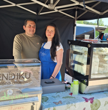 Aitu piena produktus Bendiki ik nedēļu tirgo Skultes un Saulkrastu tirgos un pārnedēļās – "Slow Food" tirdziņā Straupes Zirgu pastā. Attēlā: Elizabete un Māris pie sava stenda Straupē.