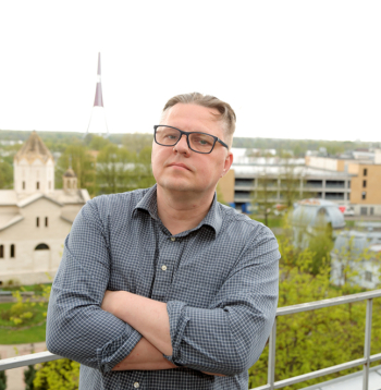 Digitālās platformas "Lasi.lv" kapteinis Jānis Žilde "komandtiltiņā" – no "Latvijas Mediju" terases pārskatāma vai puse Rīgas.