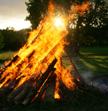 Jāņuguns.