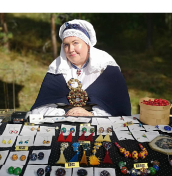 Stikla rotu meistare Laura Šmideberga setu karaļvalsts svētkos Igaunijā.